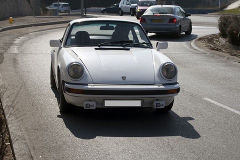 Au volant nous sommes bien dans une Porsche 911