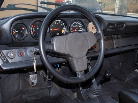 Le volant à trois branches les 5 compteurs