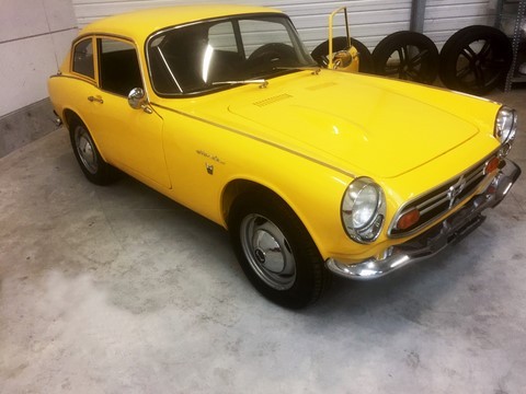 <Une silhouette compacte