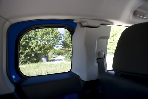 Les vitres arrières se montrent petites