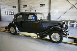 Le véhicule sur fausse